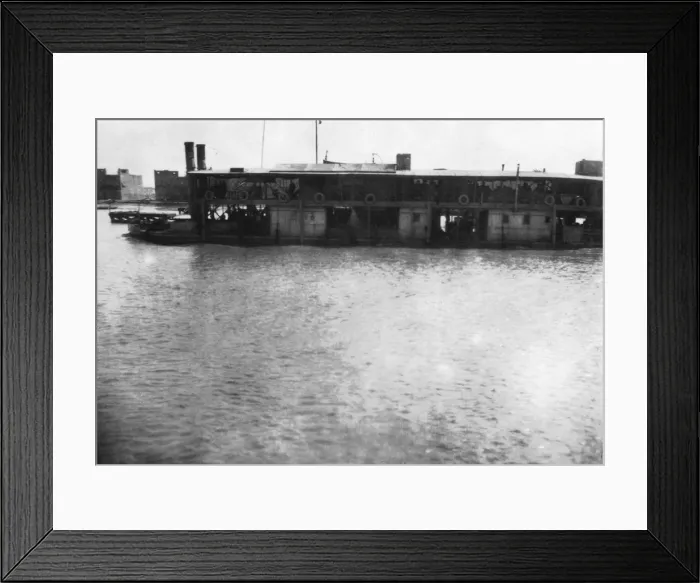 Framed Print : River boat on the Tigris, Mosul, Mesopotamia, 1918 Framed Print : River boat on the Tigris, Mosul, Mesopotamia, 1918