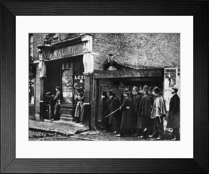 Framed Print : The Sidney Street siege, Whitechapel, London, 1911, (1935) Framed Print : The Sidney Street siege, Whitechapel, London, 1911, (1935)