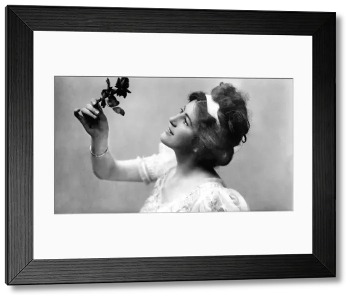 Framed Print : Alice Crawford (1882-1931), English actress, 1907. Artist: Raphael Tuck & Sons Framed Print : Alice Crawford (1882-1931), English actress, 1907. Artist: Raphael Tuck & Sons