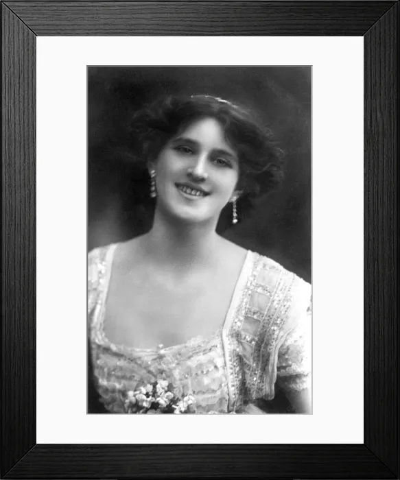 Framed Print : Zena Dare (1887-1975)), English actress, 1908. Artist: Foulsham and Banfield Framed Print : Zena Dare (1887-1975)), English actress, 1908. Artist: Foulsham and Banfield