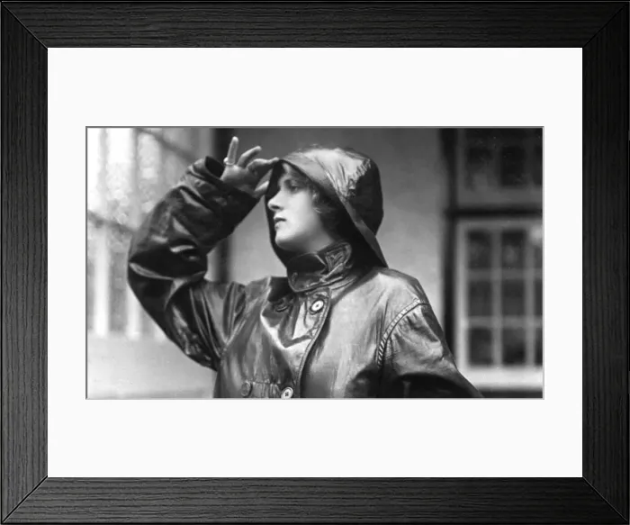 Framed Print : Gladys Cooper (1888-1971), English actress, 1900s Framed Print : Gladys Cooper (1888-1971), English actress, 1900s