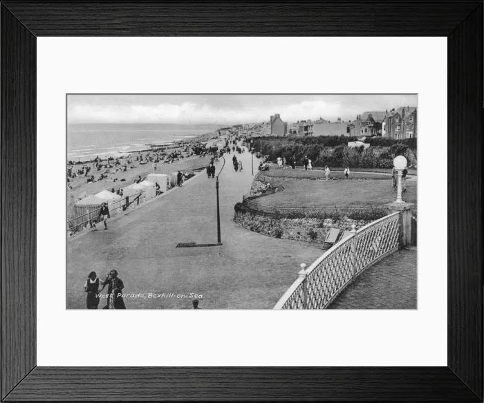 Framed Print : Holidaymakers on West Parade, Bexhill-on-Sea, East Sussex, c1900s-c1920s