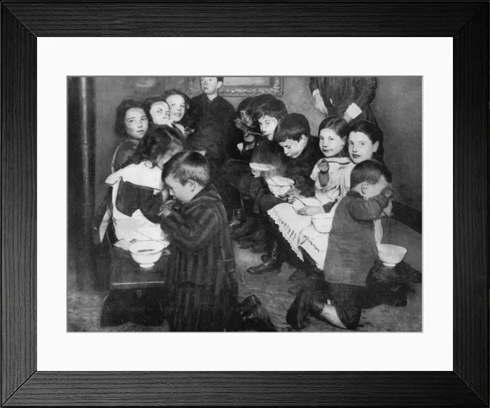 Framed Print : Children in a communal kitchen, London, 1917 (1936) Framed Print : Children in a communal kitchen, London, 1917 (1936)