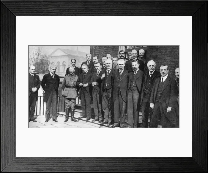 Framed Print : David Lloyd George, British Prime Minister, with some of his colleagues, 1917 (1936) Framed Print : David Lloyd George, British Prime Minister, with some of his colleagues, 1917 (1936)