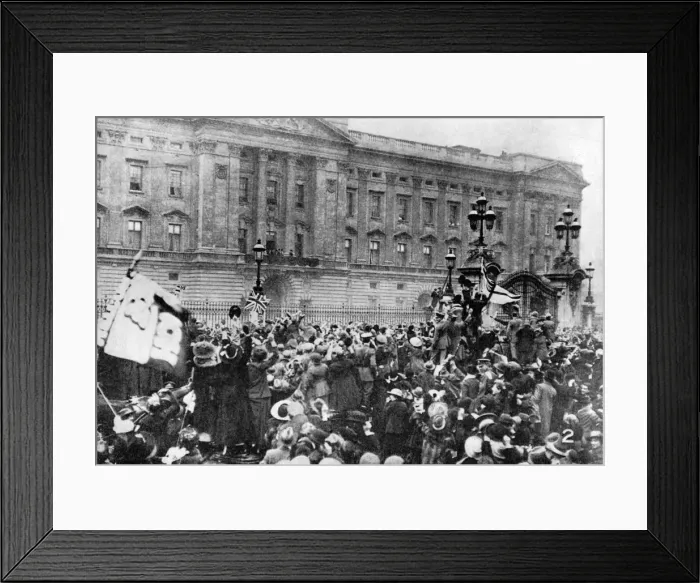 Framed Print : The official notice of the armistice being read, Buckingham Palace, 1918 (1936) Framed Print : The official notice of the armistice being read, Buckingham Palace, 1918 (1936)