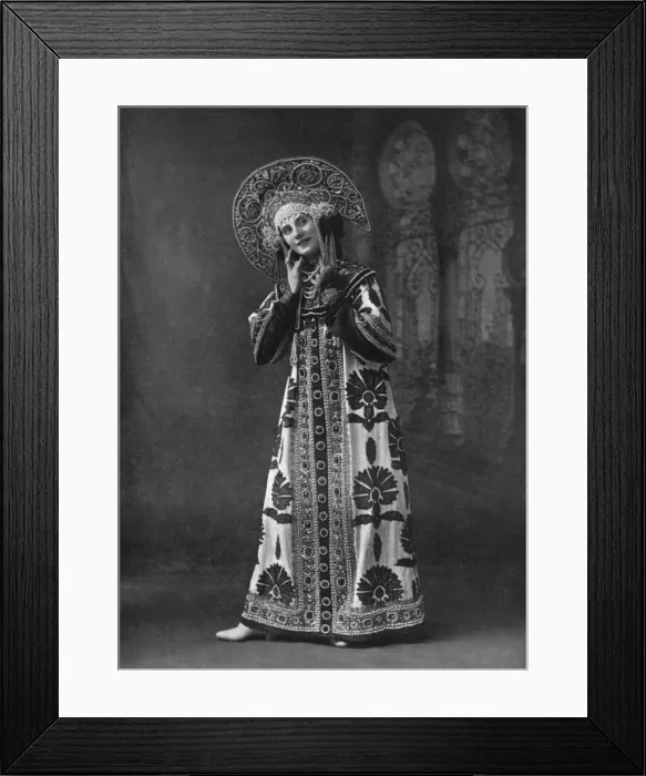 Framed Print : Anna Pavlova (1881-1912), Russian ballet dancer, 1911-1912. Artist: Alfred Ellis & Walery Framed Print : Anna Pavlova (1881-1912), Russian ballet dancer, 1911-1912. Artist: Alfred Ellis & Walery