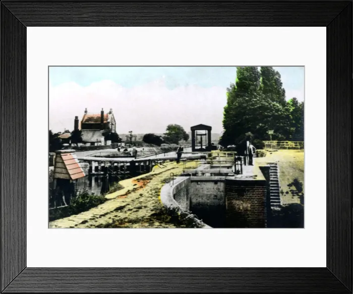 Framed Print : Teddington Lock, Richmond, London, 1926. Artist: Cavenders Ltd Framed Print : Teddington Lock, Richmond, London, 1926. Artist: Cavenders Ltd