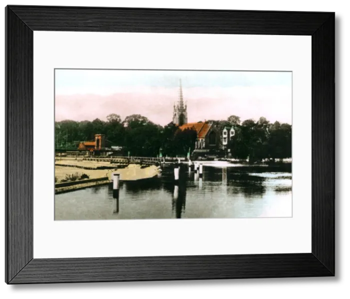 Framed Print : The River Thames at Marlow, Buckinghamshire, 1926. Artist: Cavenders Ltd Framed Print : The River Thames at Marlow, Buckinghamshire, 1926. Artist: Cavenders Ltd