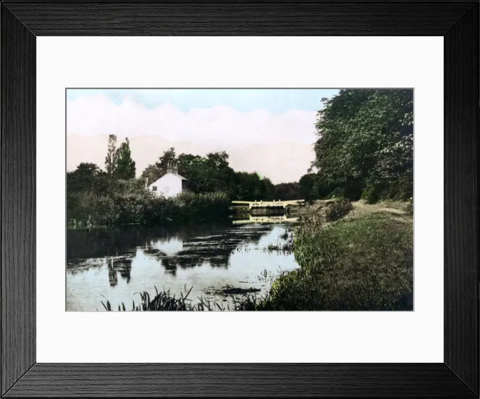 Framed Print : Sonning Lock on the River Thames, Berkshire, 1926. Artist: Cavenders Ltd Framed Print : Sonning Lock on the River Thames, Berkshire, 1926. Artist: Cavenders Ltd
