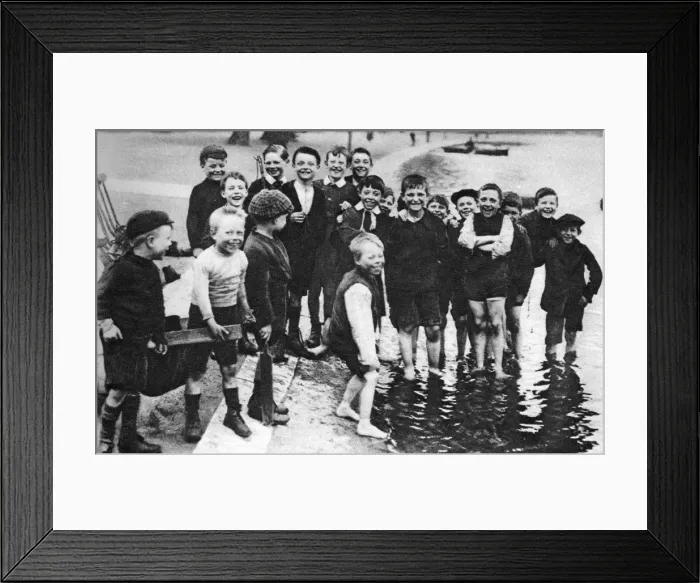 Framed Print : A group of summer paddlers in the Serpentine, London, 1926-1927