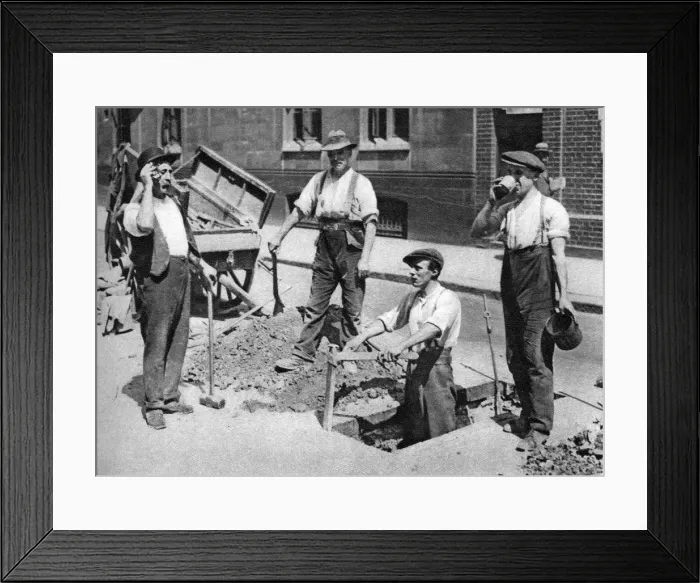 Framed Print : Road menders, London, 1926-1927 Framed Print : Road menders, London, 1926-1927