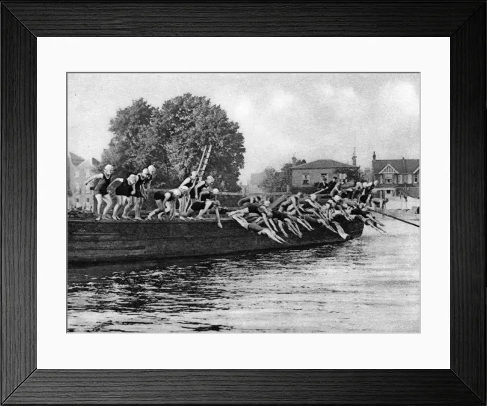 Framed Print : The annual Kew to Putney ladies swimming race, London, 1926-1927 Framed Print : The annual Kew to Putney ladies swimming race, London, 1926-1927