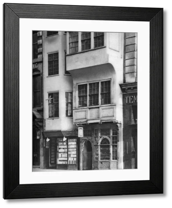Framed Print : A bookshop and tobacconists in the Strand, London, 1926-1927 Framed Print : A bookshop and tobacconists in the Strand, London, 1926-1927