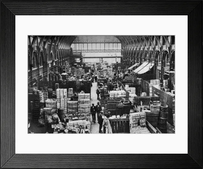Framed Print : Fruit department, Covent Garden, London, 1926-1927 Framed Print : Fruit department, Covent Garden, London, 1926-1927