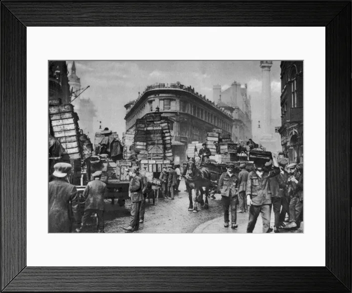 Framed Print : Fish porters in Billingsgate, London, 1926-1927 Framed Print : Fish porters in Billingsgate, London, 1926-1927