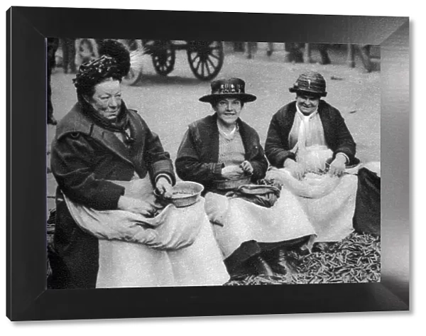 Pea shelling in Covent Garden, London, 1926-1927