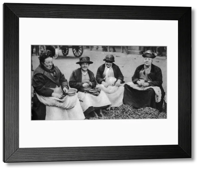 Framed Print : Pea shelling in Covent Garden, London, 1926-1927 Framed Print : Pea shelling in Covent Garden, London, 1926-1927