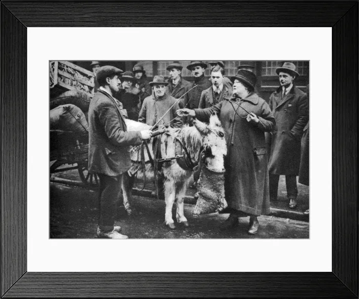 Framed Print : A whip woman, Covent Garden, London, 1926-1927. Artist: McLeish Framed Print : A whip woman, Covent Garden, London, 1926-1927. Artist: McLeish