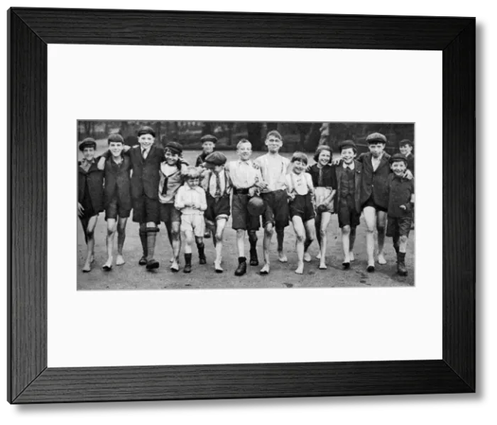 Framed Print : A group of summer paddlers heading for the Serpentine, London, 1926-1927 Framed Print : A group of summer paddlers heading for the Serpentine, London, 1926-1927