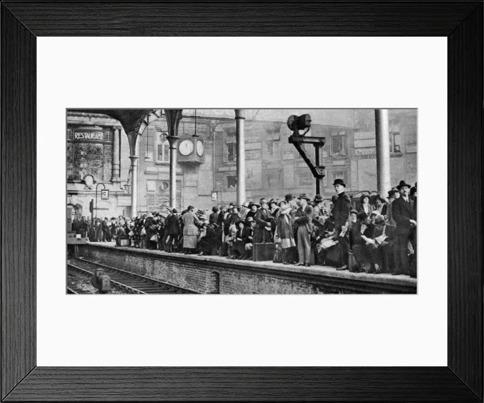Framed Print : A bank holiday crowd waiting for a train to Margate, London, 1926-1927 Framed Print : A bank holiday crowd waiting for a train to Margate, London, 1926-1927
