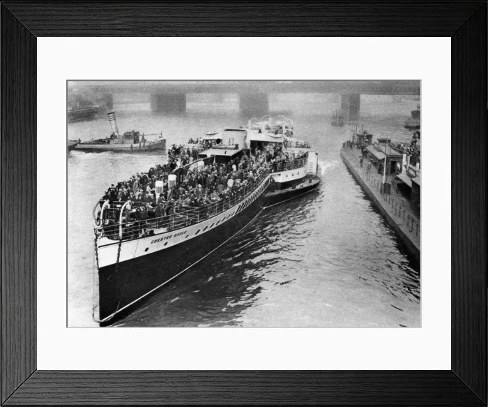 Framed Print : A bank holiday crowd on board a paddle steamer headed for Margate, London, 1926-1927 Framed Print : A bank holiday crowd on board a paddle steamer headed for Margate, London, 1926-1927