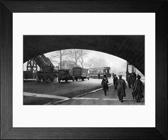 Framed Print : The Embankment, London, 1926-1927 Framed Print : The Embankment, London, 1926-1927