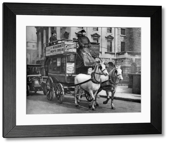 Framed Print : A horse-drawn bus, London, 1926-1927 Framed Print : A horse-drawn bus, London, 1926-1927