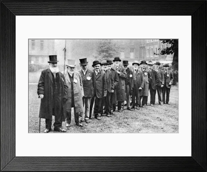 Framed Print : A row of old cabbies, London, 1926-1927 Framed Print : A row of old cabbies, London, 1926-1927