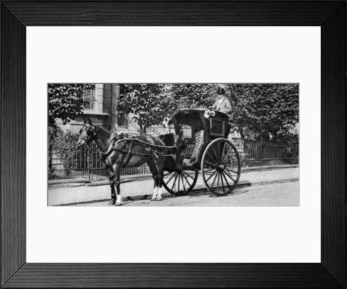 Framed Print : A horse-drawn hansom cab, London, 1926-1927 Framed Print : A horse-drawn hansom cab, London, 1926-1927