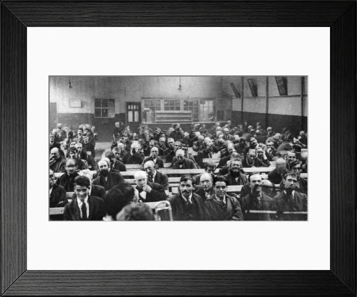 Framed Print : A Salvation Army shelter, Blackfriars Road, London, 1926-1927 Framed Print : A Salvation Army shelter, Blackfriars Road, London, 1926-1927