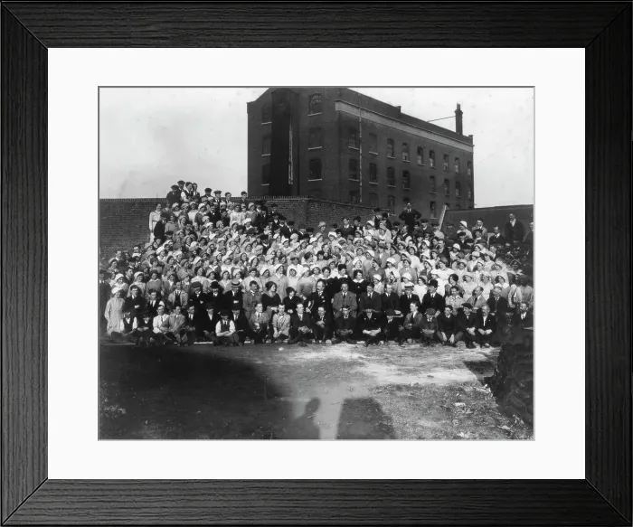 Framed Print : Munitions factory workers, London, World War I, 1914-1918. Artist: Haua Framed Print : Munitions factory workers, London, World War I, 1914-1918. Artist: Haua