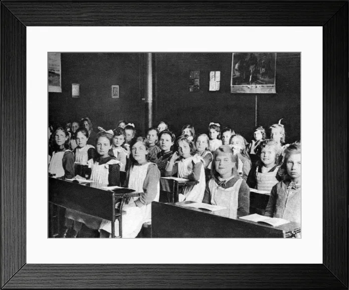 Framed Print : The girls that live in Dr Barnardos home at Barkingside, London, 1926-1927 Framed Print : The girls that live in Dr Barnardos home at Barkingside, London, 1926-1927