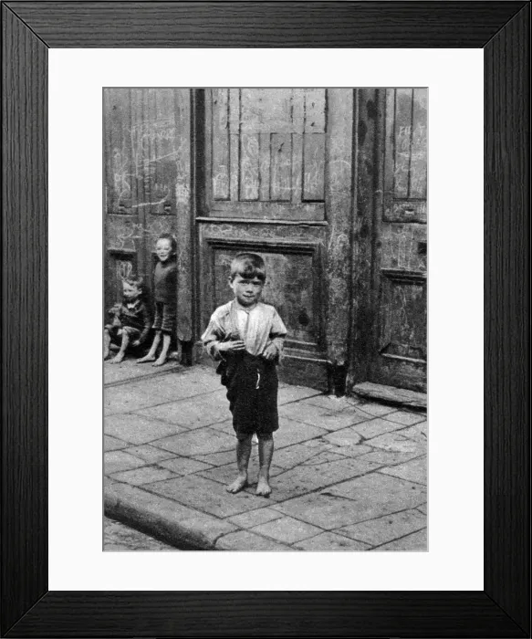 Framed Print : An East End child, London, 1926-1927 Framed Print : An East End child, London, 1926-1927