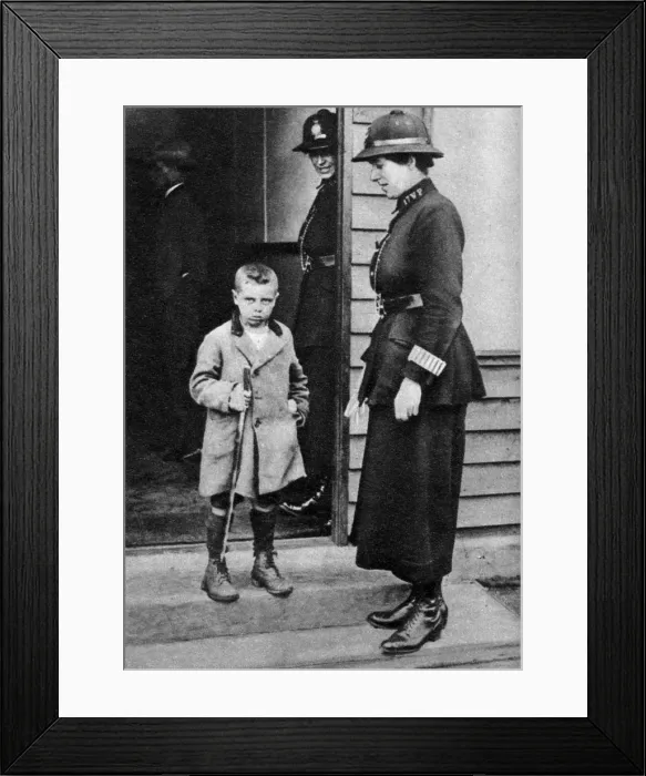 Framed Print : An East End child and a policewoman, London, 1926-1927 Framed Print : An East End child and a policewoman, London, 1926-1927