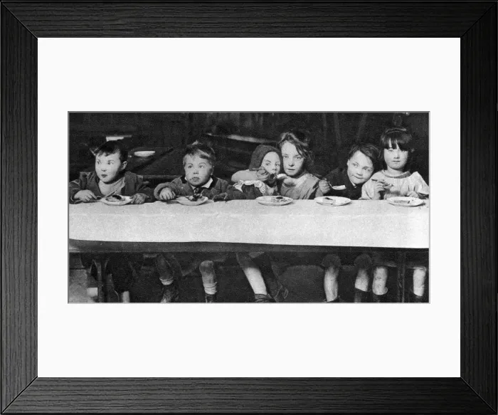 Framed Print : East End children being fed by a charitable organisation, London, 1926-1927 Framed Print : East End children being fed by a charitable organisation, London, 1926-1927