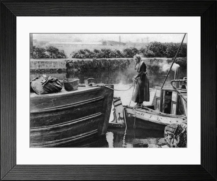 Framed Print : Canal life, London, 1926-1927 Framed Print : Canal life, London, 1926-1927