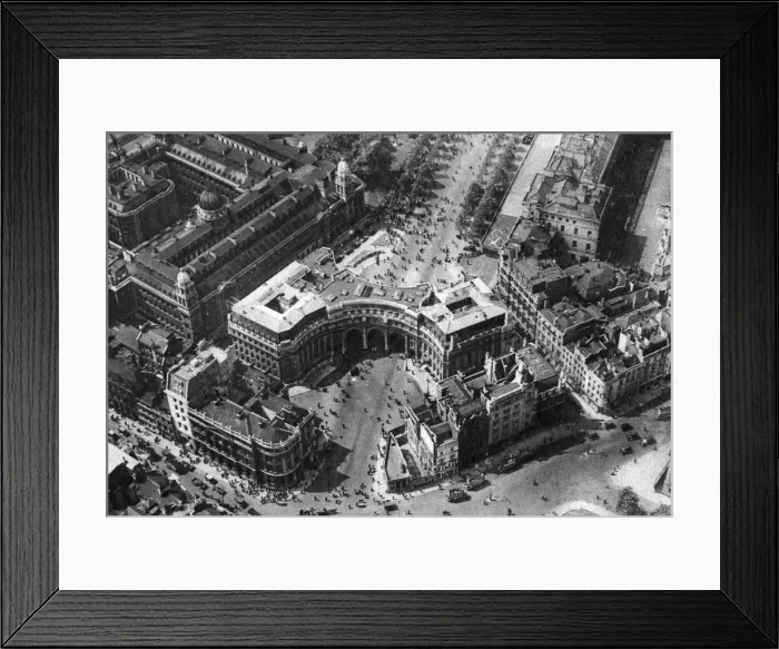 Framed Print : Crowds gathering in The Mall for the trooping of the colour, London, 1926-1927 Framed Print : Crowds gathering in The Mall for the trooping of the colour, London, 1926-1927