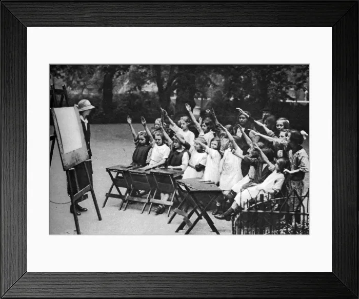 Framed Print : Open air class in Lincolns Inn Fields, London, 1926-1927 Framed Print : Open air class in Lincolns Inn Fields, London, 1926-1927