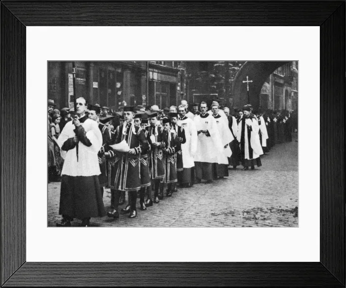 Framed Print : Chapel Royal choirboys in procession, Clerkenwell, London, 1926-1927 Framed Print : Chapel Royal choirboys in procession, Clerkenwell, London, 1926-1927