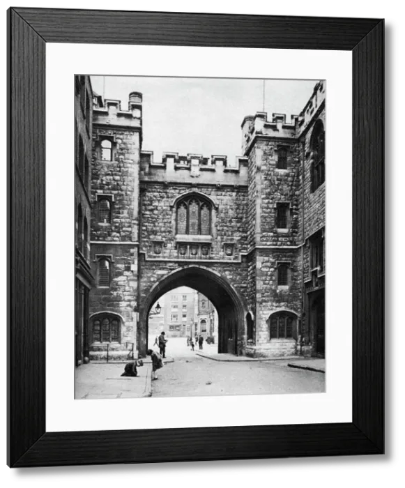 Framed Print : St Johns Gate on a Sunday, Clerkenwell, London, 1926-1927. Artist: McLeish Framed Print : St Johns Gate on a Sunday, Clerkenwell, London, 1926-1927. Artist: McLeish