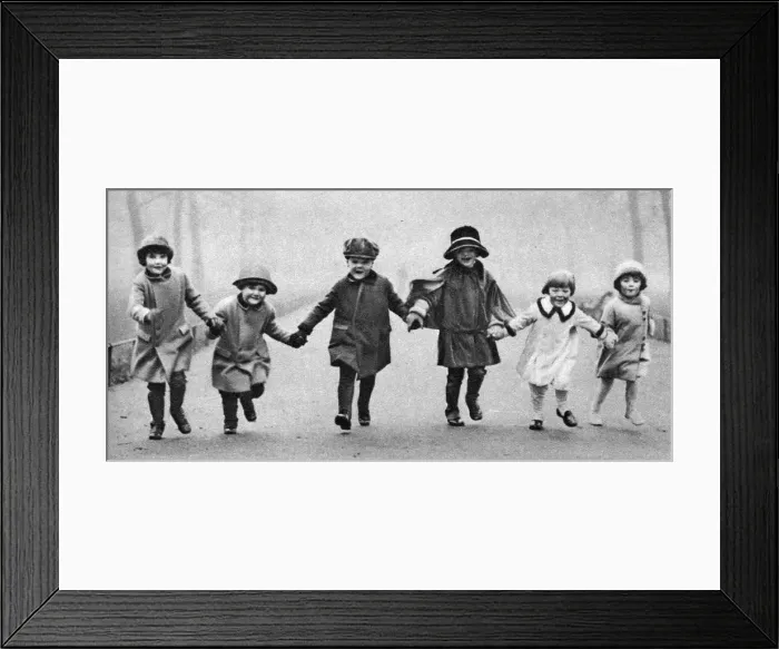 Framed Print : Young children in Hyde Park, London, 1926-1927 Framed Print : Young children in Hyde Park, London, 1926-1927