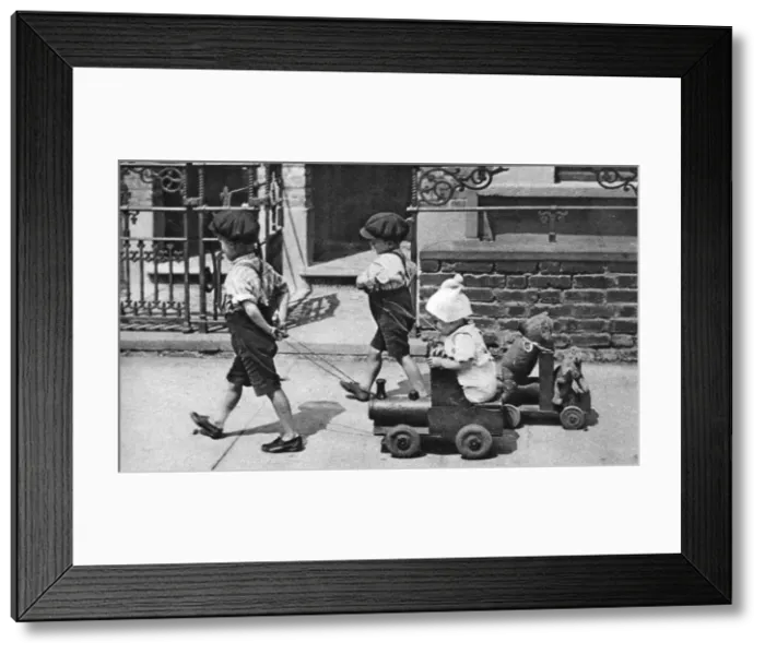 Framed Print : Young children playing in the street, London, 1926-1927 Framed Print : Young children playing in the street, London, 1926-1927