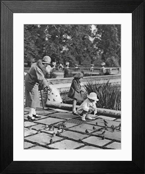 Framed Print : Children feeding the sparrows in Hyde Park, London, 1926-1927 Framed Print : Children feeding the sparrows in Hyde Park, London, 1926-1927
