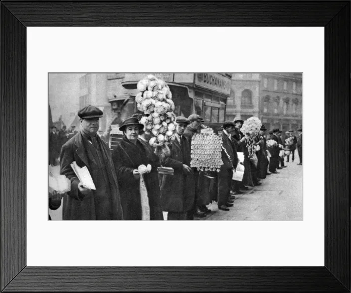 Framed Print : Street hawkers selling football favours in Walham Green, London, 1926-1927 Framed Print : Street hawkers selling football favours in Walham Green, London, 1926-1927