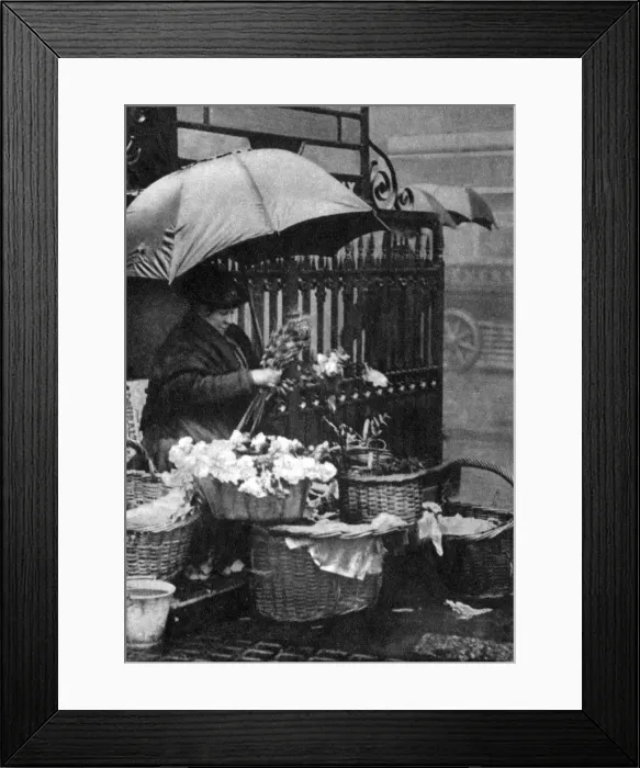 Framed Print : Flower seller, Piccadilly Circus, London, 1926-1927 Framed Print : Flower seller, Piccadilly Circus, London, 1926-1927