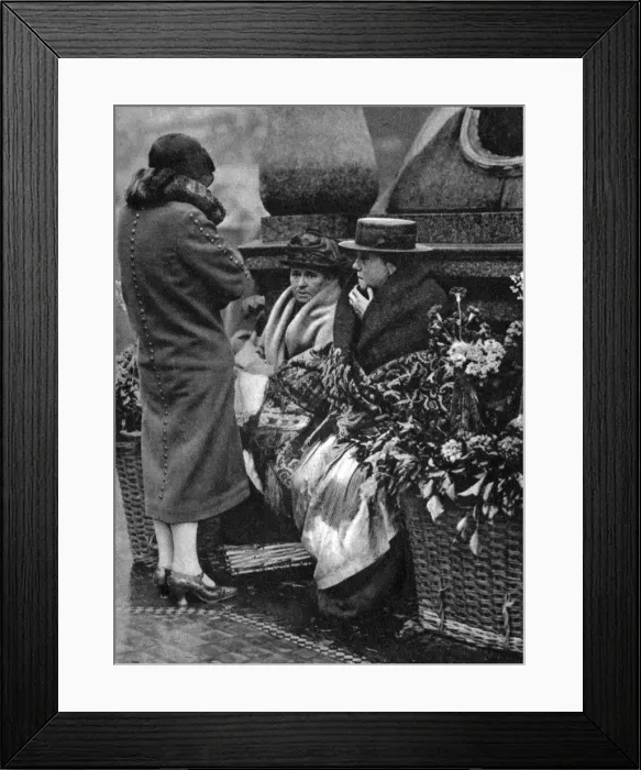 Framed Print : Flower sellers, Piccadilly Circus, London, 1926-1927 Framed Print : Flower sellers, Piccadilly Circus, London, 1926-1927