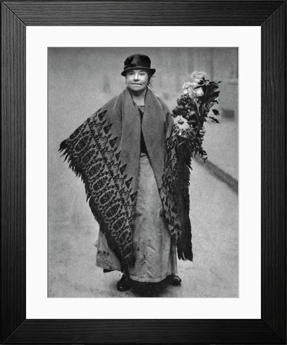 Framed Print : Flower girl, London, 1926-1927 Framed Print : Flower girl, London, 1926-1927