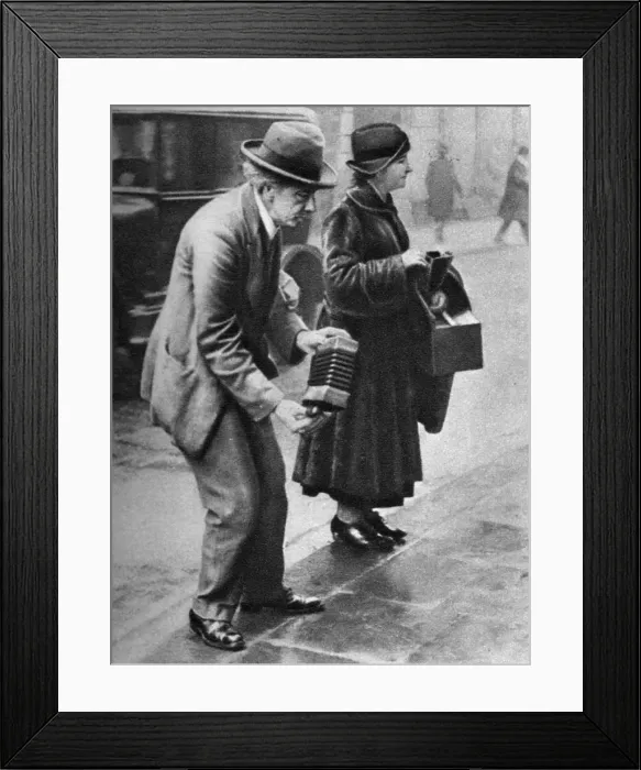 Framed Print : Kerb-side concertina-player, Holborn, London, 1926-1927 Framed Print : Kerb-side concertina-player, Holborn, London, 1926-1927
