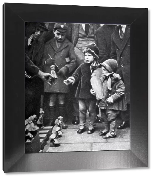 Kerb-side toy-seller, Holborn, London, 1926-1927