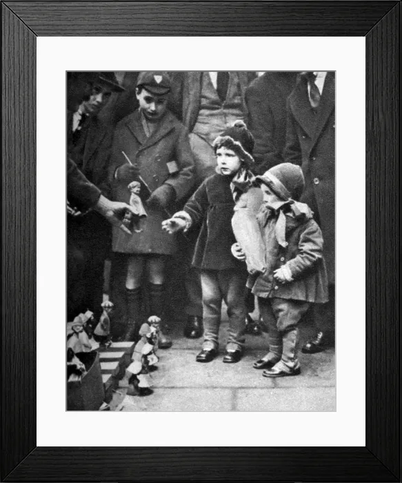 Framed Print : Kerb-side toy-seller, Holborn, London, 1926-1927